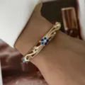 Vintage vergoldeter Emaille-Armreif mit blauen Blumen und funkelnden Steinen am Handgelenk - Gold Basis Blau Weiß Blumen Strass Stil (882-14)