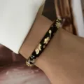 Elegante Vintage-Armspange aus schwarzer Emaille mit goldenem Blumenmuster am Handgelenk - Schwarze Basis Goldene Blumen Stil (882-16)