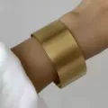 Elegante bracciale rigido largo in acciaio dorato con trama a onde d'acqua testurizzata - Versione larga
