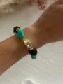 Bracciale vintage con perline geometriche in acrilico macchiato e oro al polso - Verde Lago e Marrone e Oro