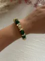 Nahaufnahme des Retro-Armbandes mit grünen Acrylperlen und goldenen CCB-Perlen - Dunkelgrün & Gold