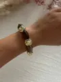Detailaufnahme eines Retro-Armbands mit braunen Acrylperlen und goldenen CCB-Elementen. - Dunkelkaffee & Gold