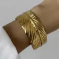 Bracciale rigido dorato in acciaio inossidabile con incisione a trama di foglia chic - Stile Foglia