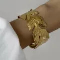 Bracciale rigido aperto in acciaio inossidabile dorato con motivo a foglia di quercia - Stile Foglia ad Anello