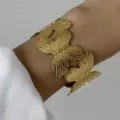 Bracciale rigido largo in acciaio inossidabile dorato con motivi a farfalla testurizzati - Stile Piccola Farfalla