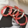 Dettaglio di bracciali in acrilico corallo con accenti dorati e perle finte - Set di Bracciali Curvi / Rosso Anguria Set