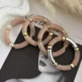 Bracciale rigido vintage in acrilico pesca con texture marmorizzata e dettagli oro - Set di Bracciali Curvi / Set Rosa Chiaro