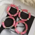 Elegante set di bracciali in acrilico rosa marmorizzato con distanziatori dorati e perle - Set di Bracciali Curvi / Set di Gioielli Rosa