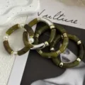Bracciale retrò in tubo di bambù acrilico verde oliva con accenti in metallo oro e argento - Set di Bracciali Curvi / Set Verde Oliva