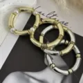 Bracciale curvo in acrilico stile bambù retrò con finiture metalliche oro e argento - Set di Bracciali Curvi / Set Oro Argento