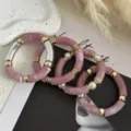 Set di bracciali in acrilico rosa marmorizzato con finiture dorate e perle bianche - Set di Bracciali Curvi / Completo Rosa Rosso