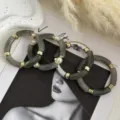 Set di quattro braccialetti elastici in acrilico grigio con accenti dorati e perle fini - Set di Bracciali Curvi / Grigio Chiaro Set