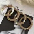 Set di bracciali rigidi in acrilico retrò toni Maillard con perle e accenti dorati - Set di Bracciali Curvi / Set Caffè Chiaro