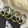 Elegante bracciale in acrilico marmorizzato verde retrò con distanziatori dorati. - Set di Bracciali Curvi / Set Verde Chiaro