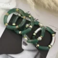 Bracciali retrò in acrilico marmorizzato verde con perle e dettagli metallici. - Set di Bracciali Curvi / Set Blu Ciano