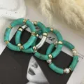 Bracciale in acrilico verde acqua con tubi curvi, accenti dorati e perle bianche - Set di Bracciali Curvi / Set Verde Lago