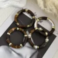 Bracciale in acrilico stile Maillard con motivo a tartaruga e accenti color oro - Set di Bracciali Curvi / Set Caffè Scuro