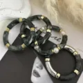 Elegante bracciale retrò in acrilico grigio marmorizzato con perle e dettagli dorati - Set di Bracciali Curvi / Set Nero Sfumato