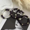 Bracciali in acrilico viola con accenti dorati, stile retrò Maillard di tendenza. - Set di Bracciali Curvi / Set di Gioielli Viola