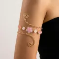 Vue détaillée d'un bracelet de bras spirale doré avec fleurs en coquillage roses et perles - Style Bracelet de Bras (BR26Y0333) / Or