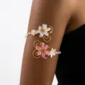 Vue détaillée d'un bracelet de bras avec des fleurs irisées roses et blanches - Style Bracelet de Bras (BR26Y0334) / Or