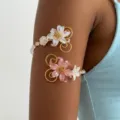 Dettaglio di un elegante bracciale da braccio floreale con petali rosa e cangianti - Bracciale da Braccio in Cristallo Floreale Multicolore (2)