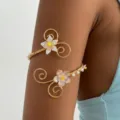 Dettaglio di un bracciale da braccio dorato con fiori di conchiglia perlati - Bracciale da Braccio in Perle Floreali Multicolore (3)
