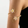 Vue détaillée d'un bracelet de bras doré avec des fleurs en nacre et des perles sur un bras. - Style Bracelet de Bras (BR26Y0336) / Or