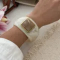 Markantes Harz-Armband mit Marmorierung und braunem quadratischem Inlay für Damen chic - Ink-Wash Weiß Hellbraun