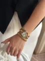 Nahaufnahme einer eleganten quadratischen Golduhr mit bunten Edelsteinarmbändern - Watch Bracelet Gift Box Set (A852) / Cyan Dial