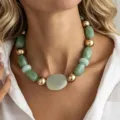 Vue détaillée d'un collier de perles vert menthe irrégulières et de billes dorées. - Vert Menthe (7833)
