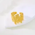 Detaillierte Nahaufnahme eines unregelmäßig texturierten, vergoldeten Rings - Irregular Shape (418) / Gold