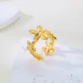 Detailansicht eines vergoldeten Edelstahlrings mit tropischem Blumenmuster, verstellbar - Smooth Flower (418) / Gold