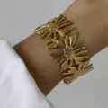Bracciale rigido largo dorato in acciaio inossidabile con trama a onde in rilievo - Stile Motivo Crepe