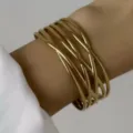 Bracciale rigido largo in acciaio inossidabile dorato con onde d'acqua da donna - Stile a Strisce Incrociate