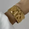 Bracciale rigido largo in acciaio inossidabile dorato con trama a increspatura d'acqua - Stile a Onde Martellate