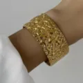 Elegante bracciale rigido largo in acciaio inossidabile dorato con trama a rombi - Stile Stampato Martellato
