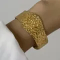 Ampio bracciale a polsino in acciaio inossidabile dorato con texture martellata a onde - Stile Martellato Irregolare
