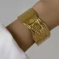 Bracciale rigido largo in oro testurizzato con design a onde d'acqua - Stile Martellato a Strati