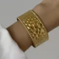 Bracciale a fascia larga in acciaio inossidabile dorato con trama a onde d'acqua per donna - Stile Martellato Largo