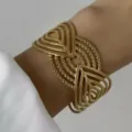 Bracciale rigido aperto in oro opaco strutturato con design a onde stratificate - Stile Incrociato a Doppio Lato