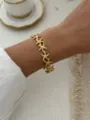 Dettaglio di un bracciale a maglie stella marina dorata al polso in stile costiero - Braccialetto a Maglie Stella Marina (A281) / Oro