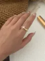 Detailaufnahme eines vergoldeten Edelstahlrings mit rosa Seestern und Muschel. - Rosa Seestern Ring (A281) / Gold