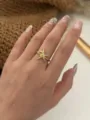 Detailansicht eines vergoldeten Edelstahlrings mit Seestern und blauen Steinen - Blau Gold Seestern Ring (A281) / Gold