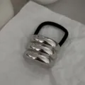 Vista dettagliata del fermaglio per capelli minimalista con tripla fascia in metallo argento. - Fermaglio Curvo a Tre Strati (2025397) / Argento