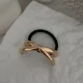 Detaillierte Ansicht eines minimalistischen goldenen Haargummis auf weißer Fläche - Gekreuzte Unregelmäßige Manschette (2025397) / Gold