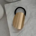 Makro-Detailansicht der minimalistischen mattgoldenen Legierungsplatte am Haargummi - Matte Gebogene Manschette (2025397) / Gold