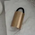 Nahaufnahme der minimalistischen, mattgoldenen Haarspange mit Gummiband. - Frosted Gold Halbrunde Manschette (2025397) / Gold