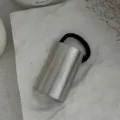 Detaillierte Nahaufnahme einer minimalistischen mattsilbernen Haarspange mit elastischem Band - Frosted Silber Halbrunde Manschette (2025397) / Silber