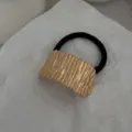 Detail von minimalistischem goldfarbenem Haargummi mit schwarzem Gummiband auf Stein. - Gerippte Textur Haargummi (2025397) / Gold